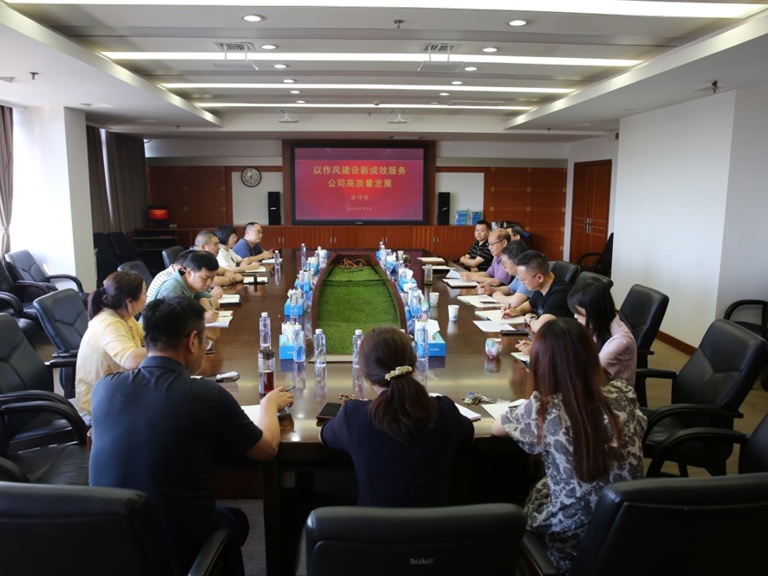 骆诗栋讲授深入贯彻中央八项规定精神学习教育专题党课