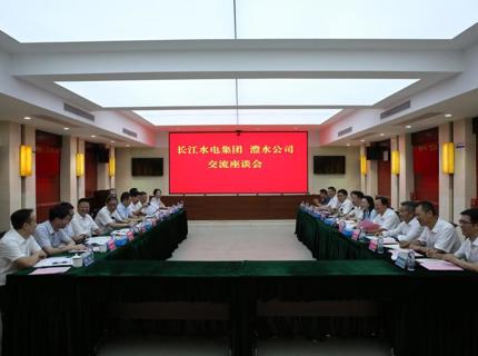 徐磊与长江水电集团董事长唐文坚交流座谈